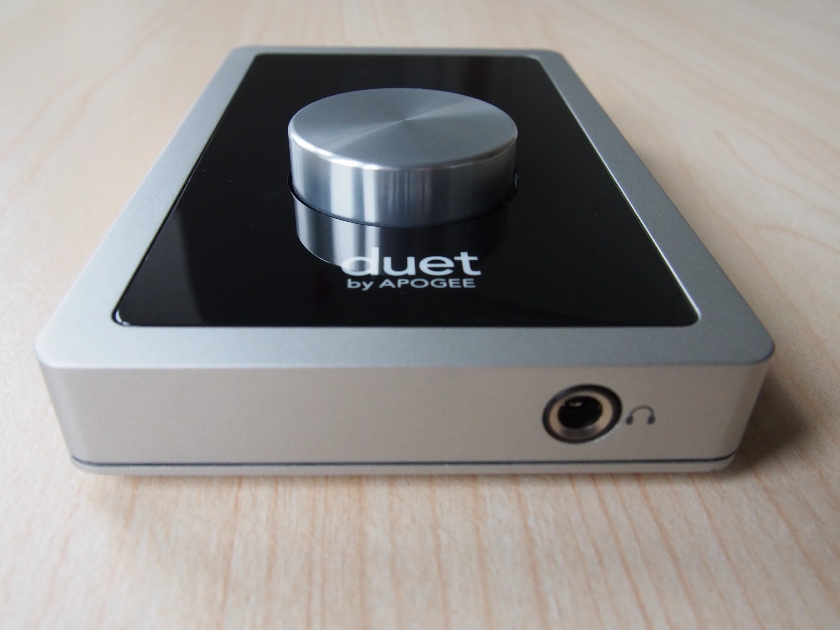 The device is compatible with both Lightning cable and classic 30-pin iOS devices, and Mac, the latter via a standard USB 2.0 connection