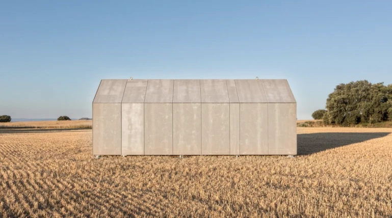 ÁPH80 also sports a ventilated facade, and amenities like a hob, refrigerator, sink and hot water shower. The home can be transported via truck