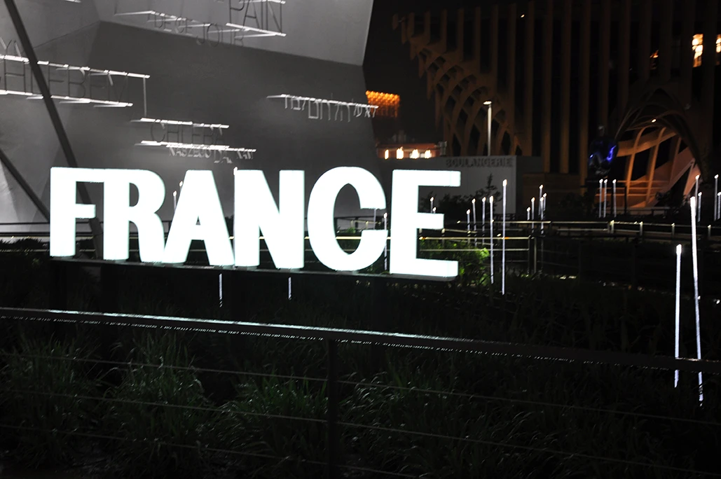 France garden features candle-like LED lamps