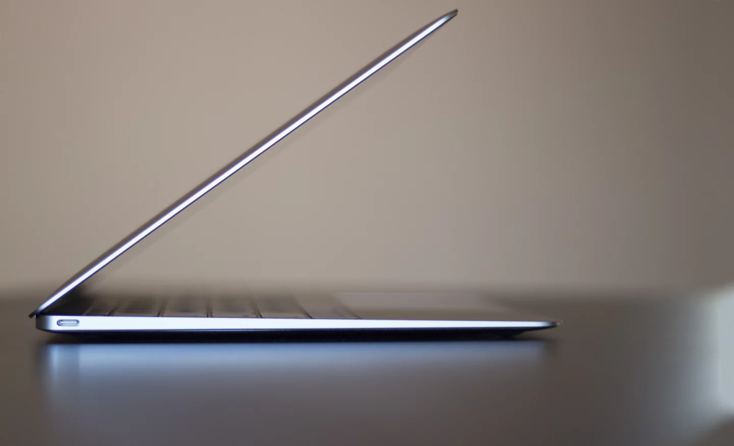 The new MacBook measures 13.1 mm (0.52-in) thick, and that's only counting its thickest point (Photo: Will Shanklin/Gizmag.com)