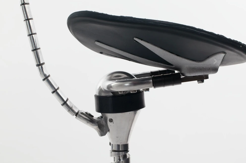The key to maintaing the spine's natural curvature, Freedman claims, is a thigh angle of 27 degrees from the horizontal. The chair has been designed around maintaining this angle comfortably