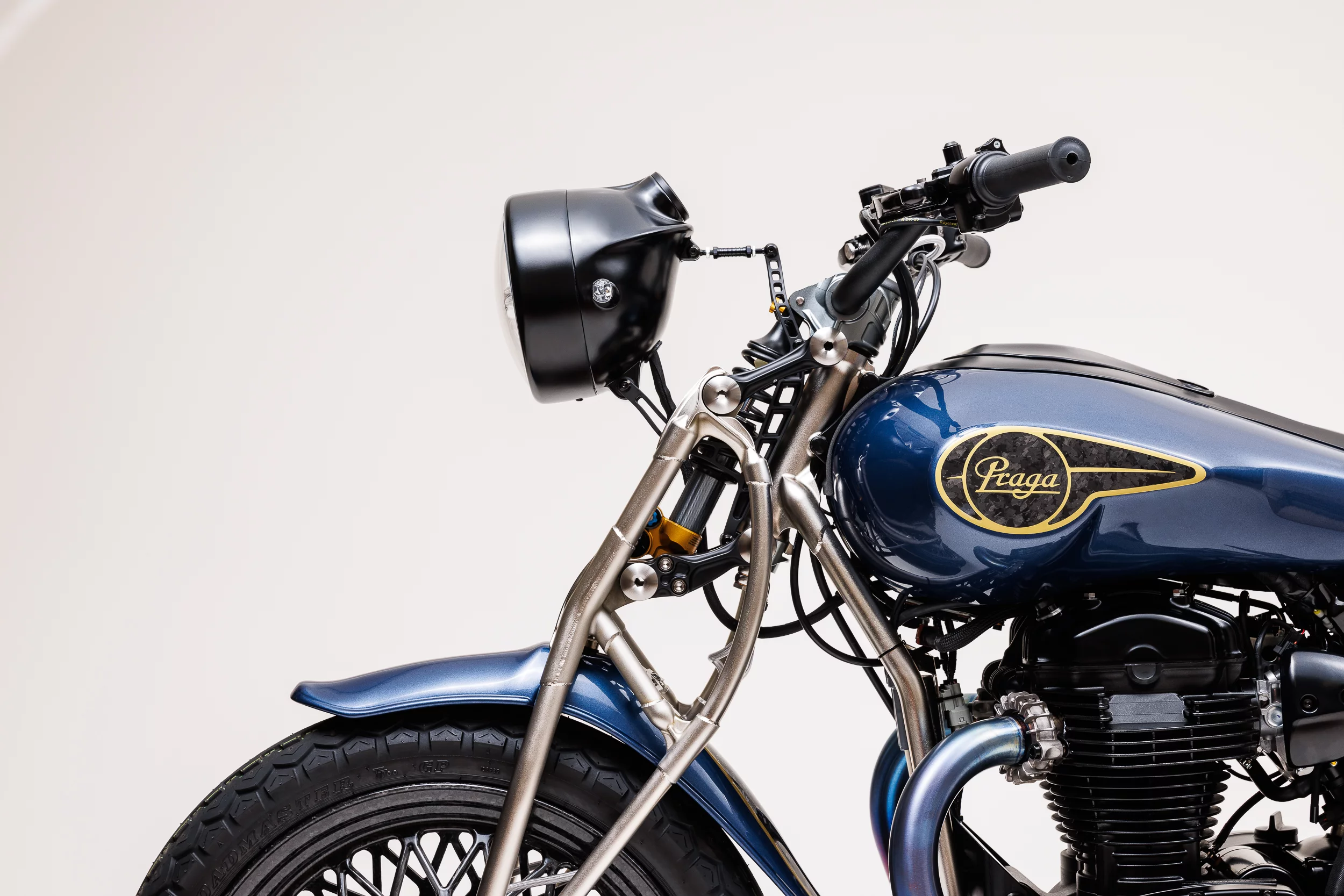 All this, folks, with a Kwaka 800cc donk in the middle