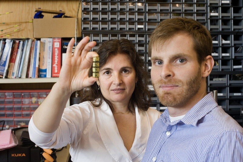 Daniela Rus and Kyle Gilpin, the authors of the algorithm that could lead to the development of smart sand (Photo: M. Scott Brauer)