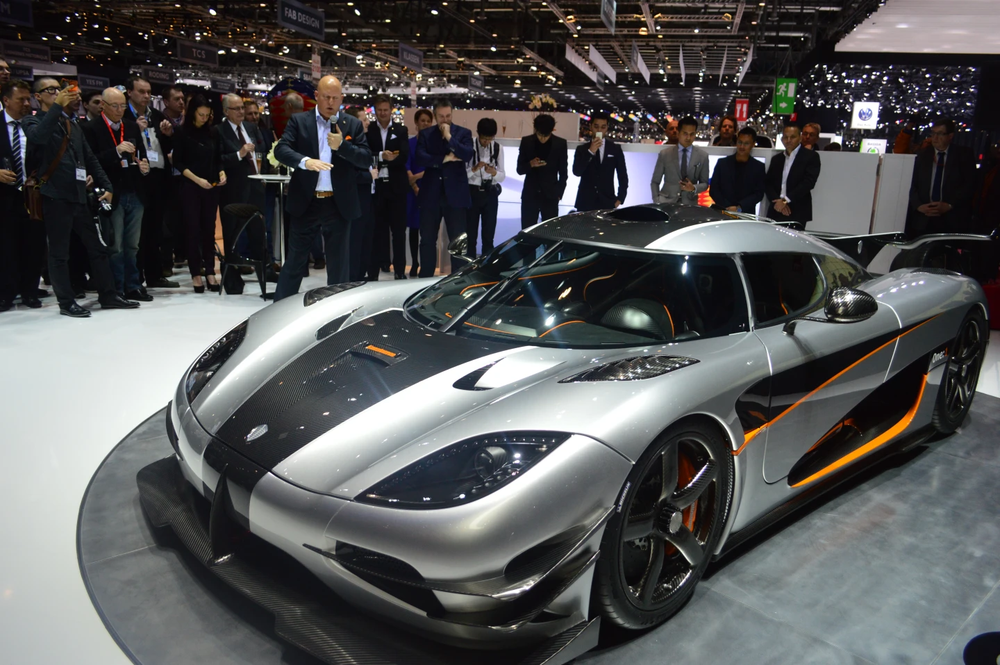 Christian von Koenigsegg discusses his latest creation (Photo: CC Weiss/Gizmag.com)