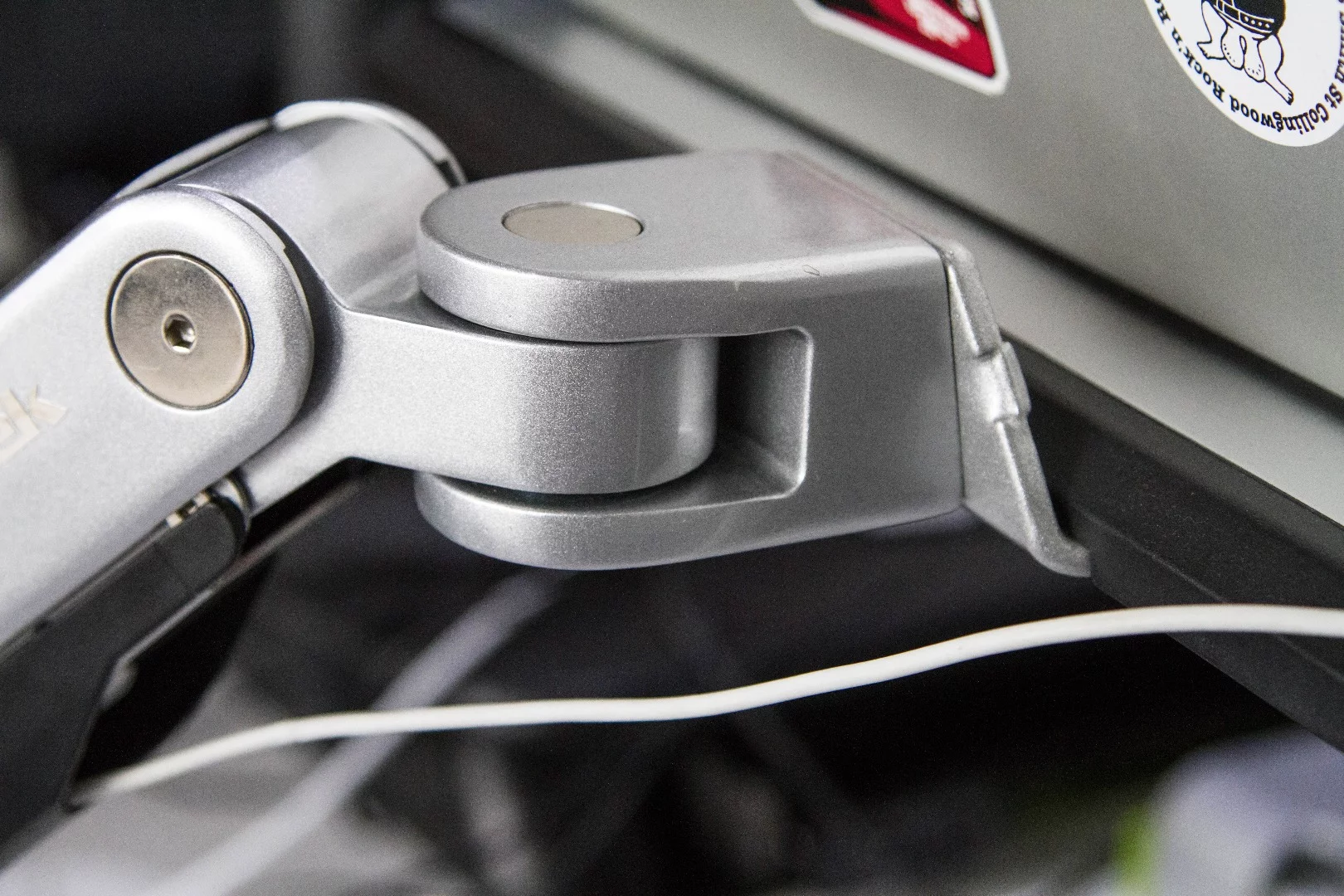 The hinge on the Loctek S1L