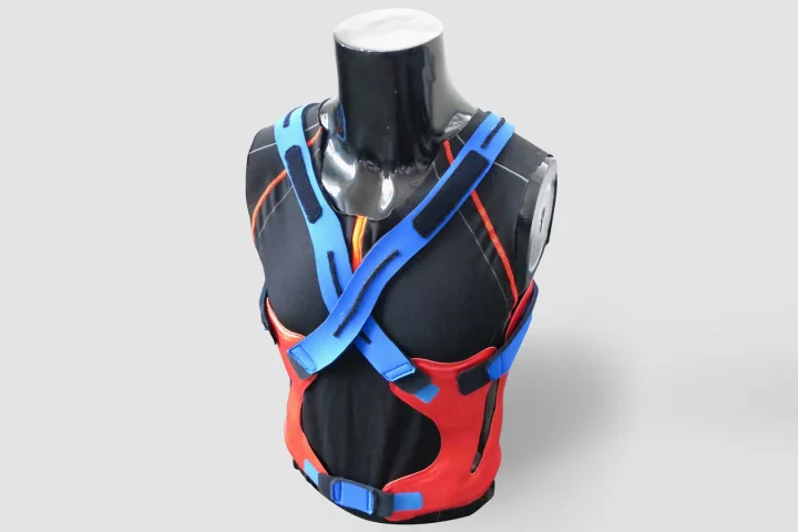 The CareJack vest uses flexible, soft electronics to aid caregivers and workers in carrying heavy loads (Photo: Fraunhofer IPK/IZM)