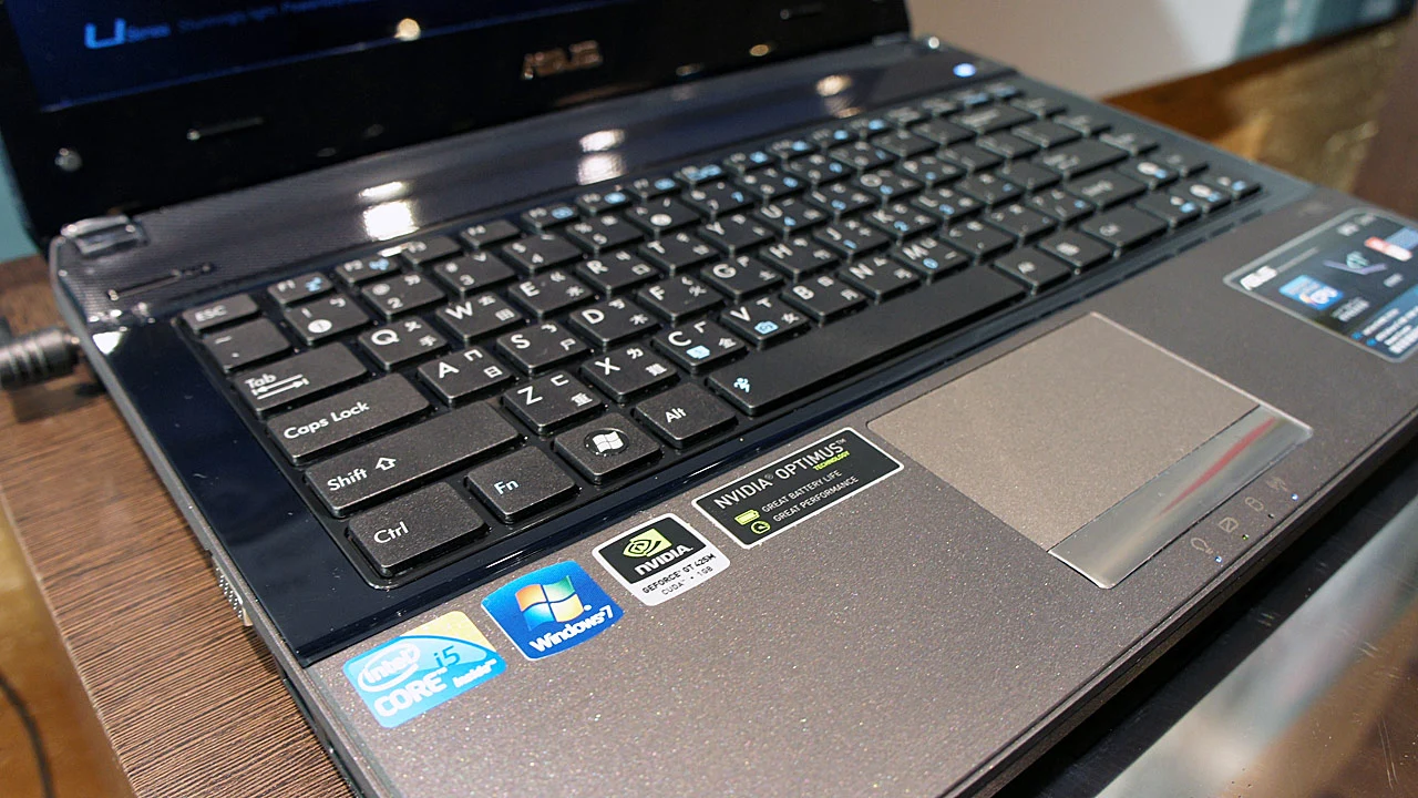 The U36JC benefits from a fingerprint-resistant nanometer coating on the palm area to make cleaning less of a chore