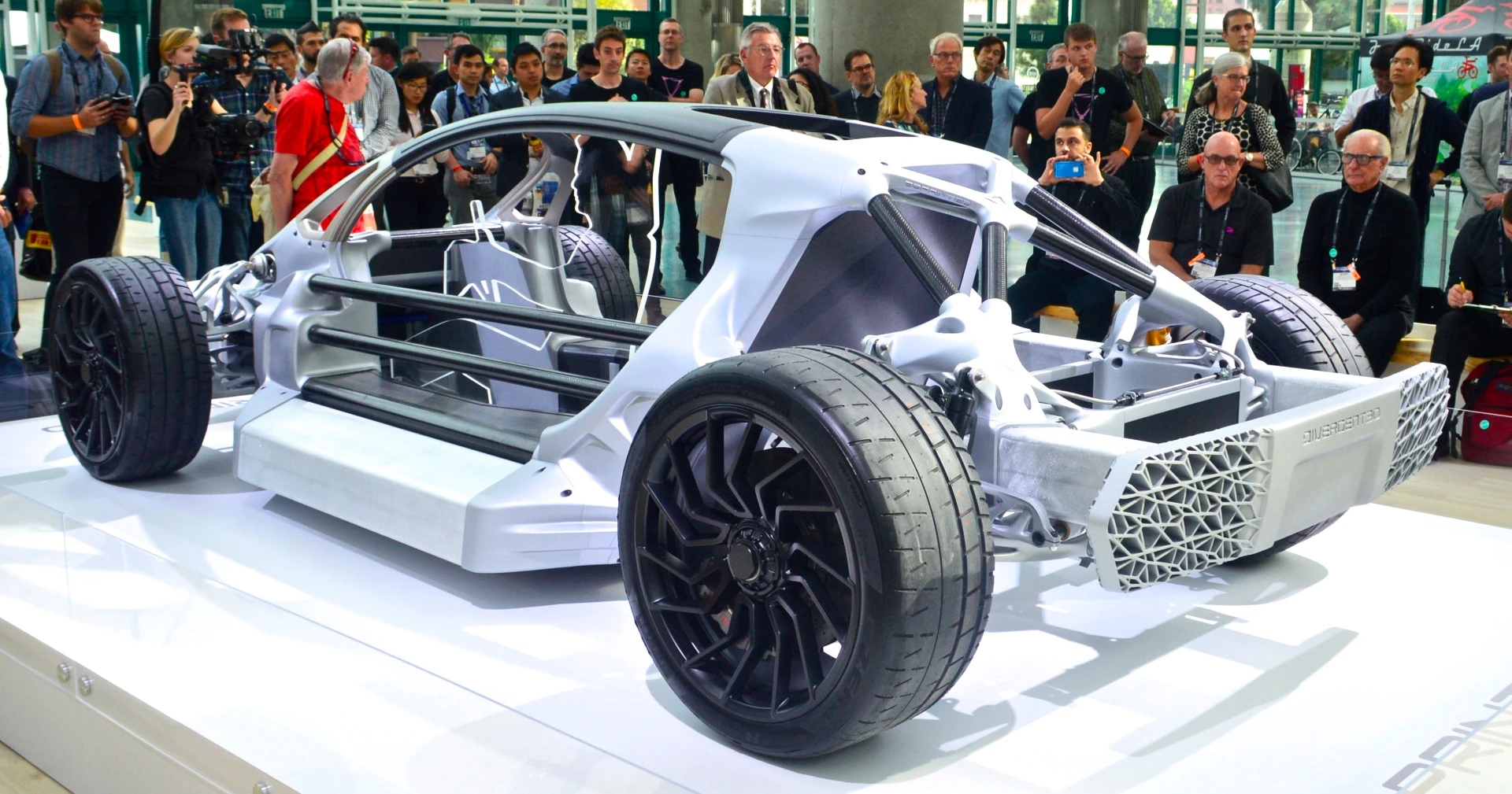 The Divergent chassis design uses a mix of 3D-printed aluminum, carbon fiber and extruded aluminum parts