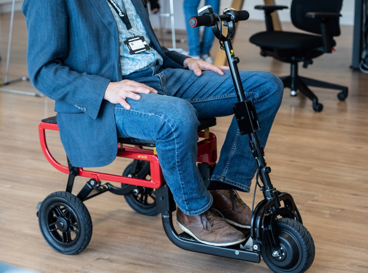 The eFoldi Lite's removable battery sits below the rider's feet in the footplate