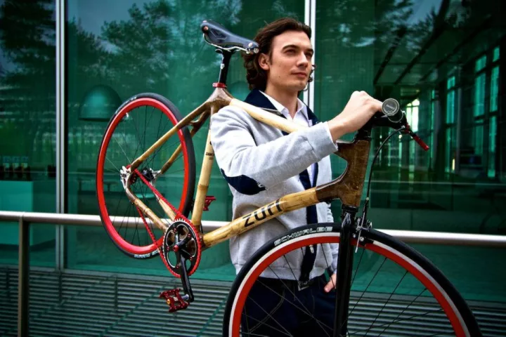 Zuri chose the bright-colored components as a contrast to the Urban Fixie's natural bamboo frame