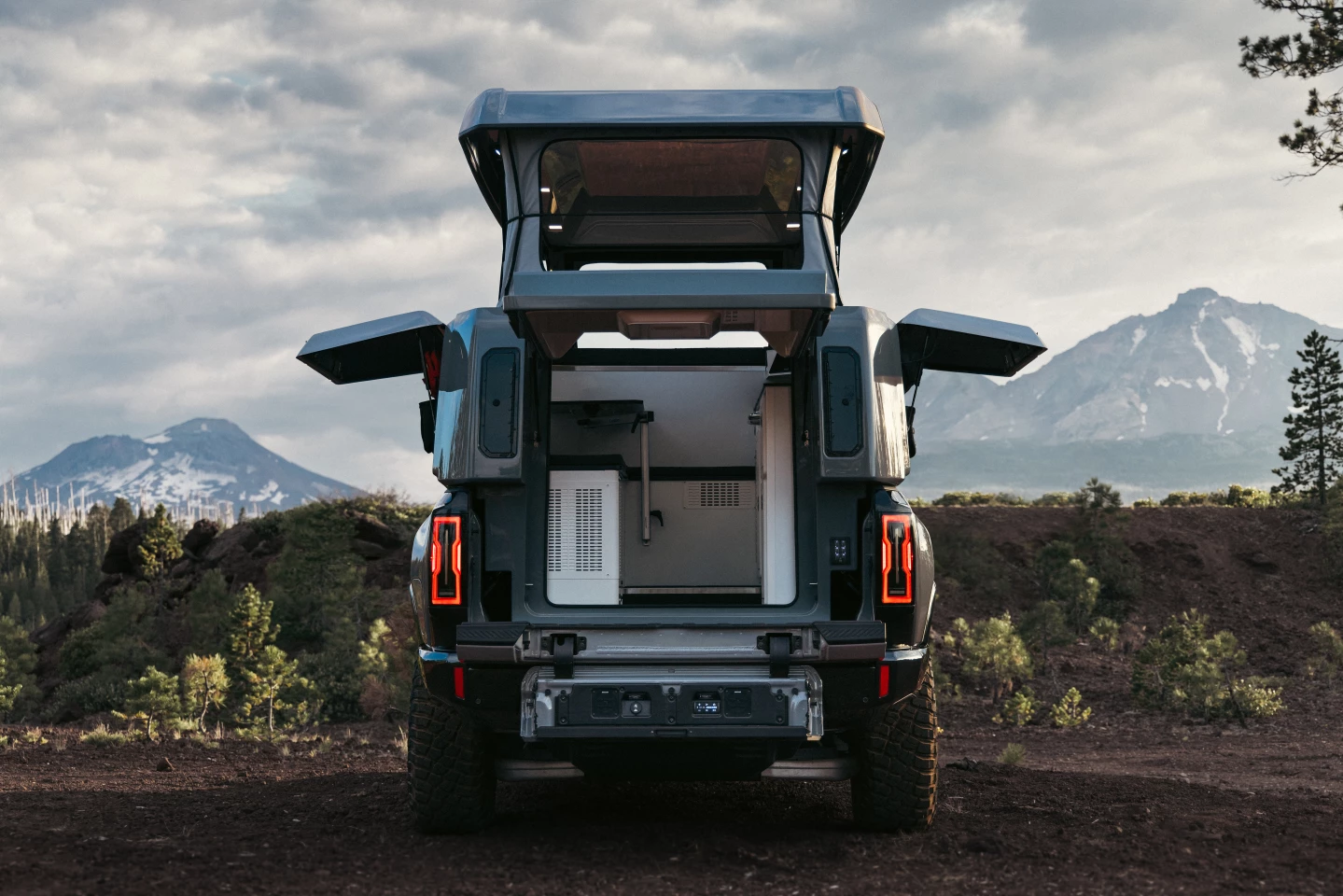 Two exterior side compartments offer space for recovery gear and more