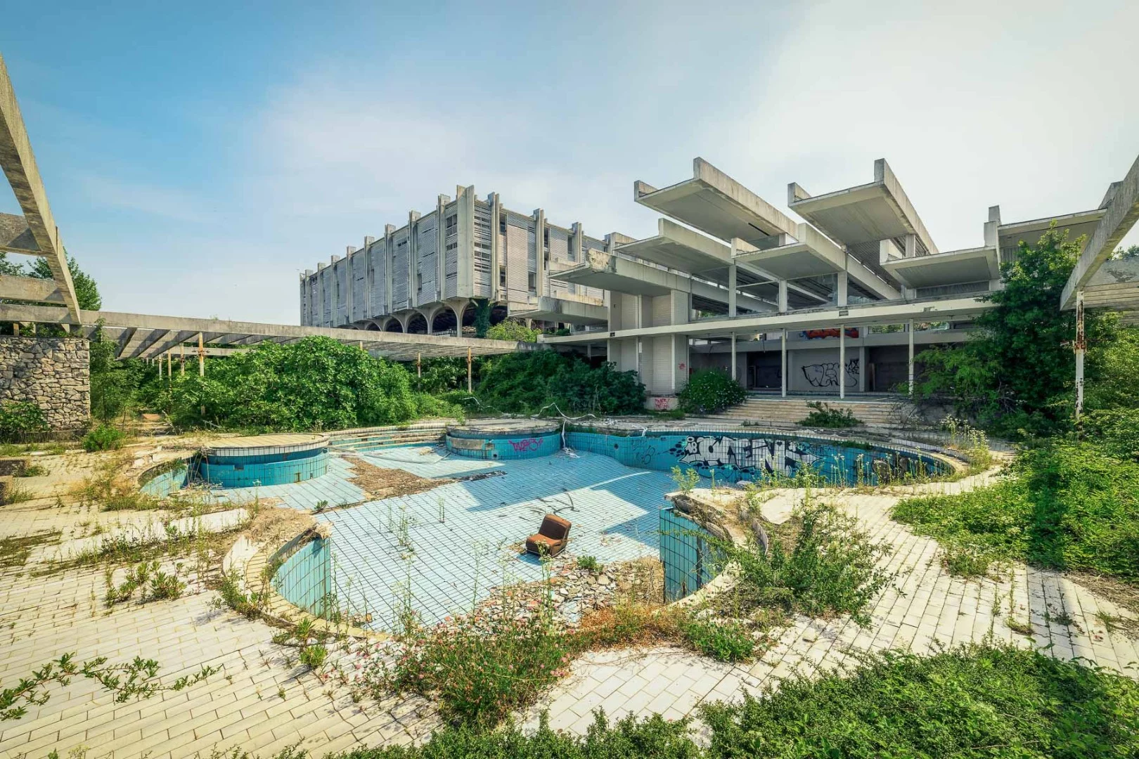 This picture shows the pool of a 5 star hotel complex. Once upon a time, important heads of state and government sunbathed here. This luxury resort opened in 1971. But over time, wealthy guests increasingly gave in and led to the closure in the early 1990s