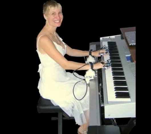 Looking a lot like a device for inflicting torture rather than enjoyable learning, the Concert Hands system in use