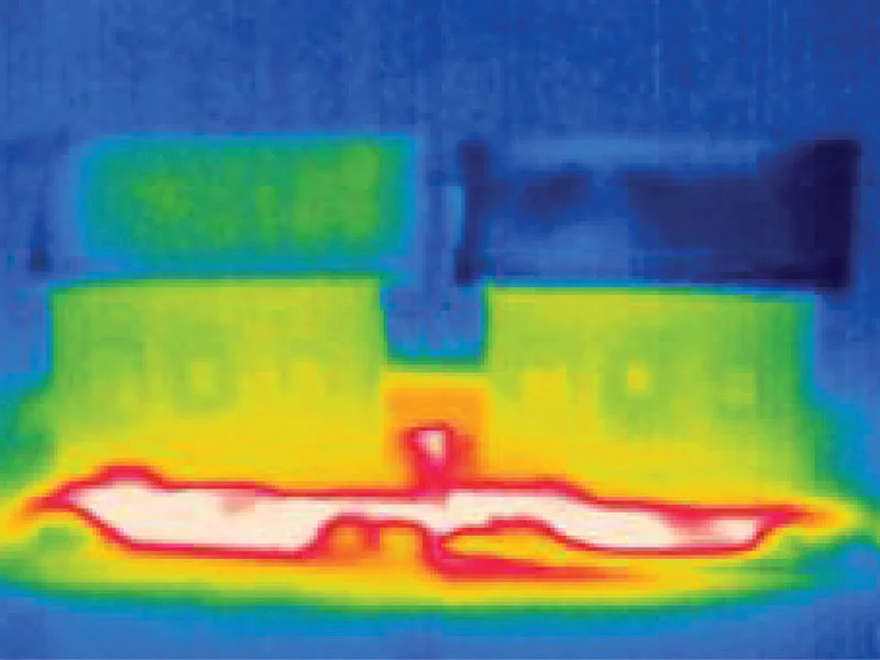 A PNIPAM mat, shown on the right, keeps a model house cooler than a mat made from conventional polymer, shown on the left (Photo: Rotzetter ACC / Advanced Materials)