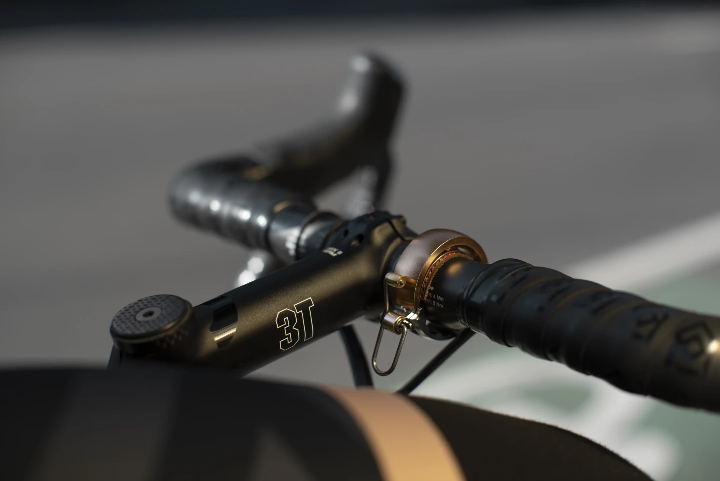 The Oi Luxe is available in three colors – brass, silver and black