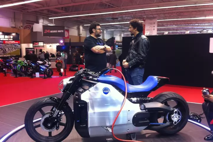 Voxan Wattman being charged from a standard European wall outlet, a process that takes only 30 minutes (Photo: Voxan Motors)
