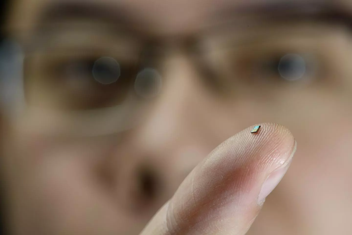 The tiny temperature sensor on the finger of PhD-student Hao Gao