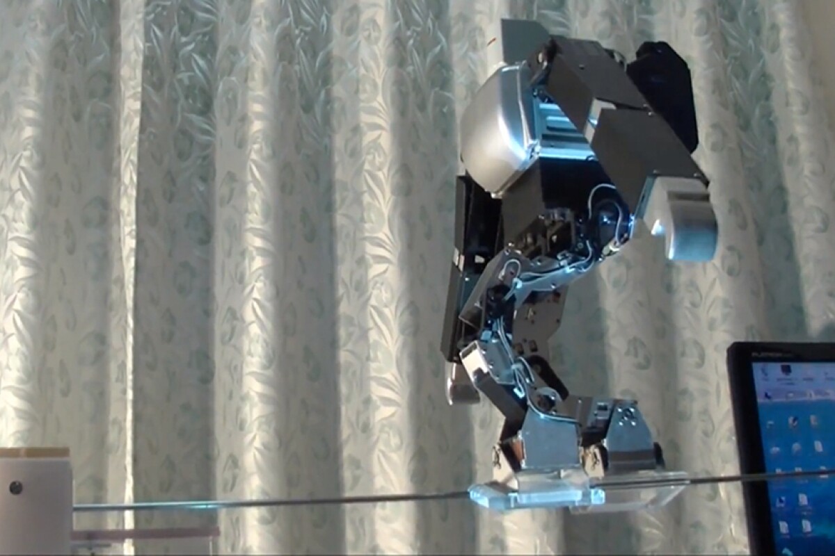 Dr. Guero's Primer-V4 robot works its way across the tightrope