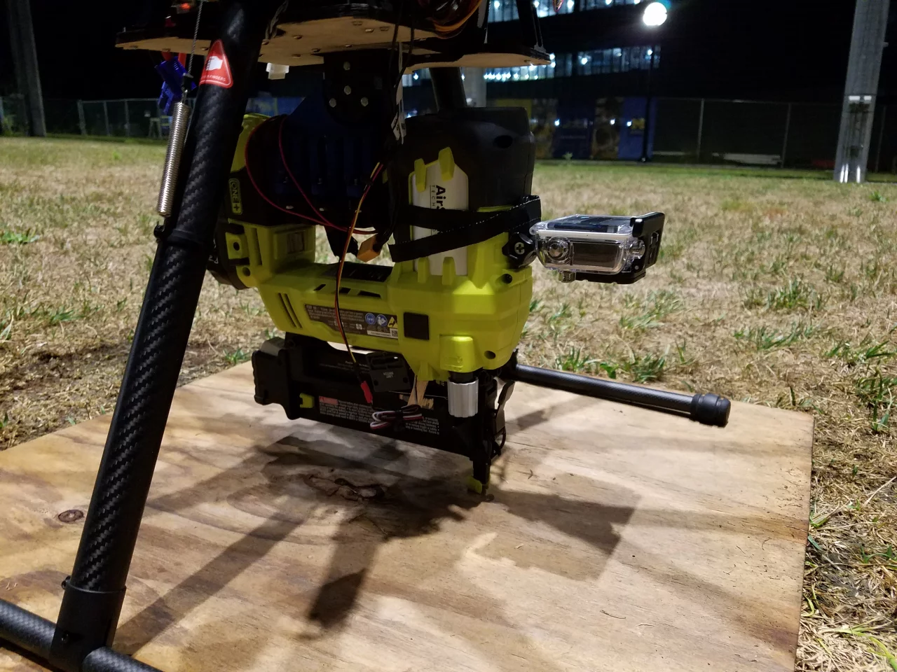 Scientists at the University of Michiganhave demonstrated an octocopter equipped with a nail gun and a knack for fixing asphalt shingles to a mock rooftop