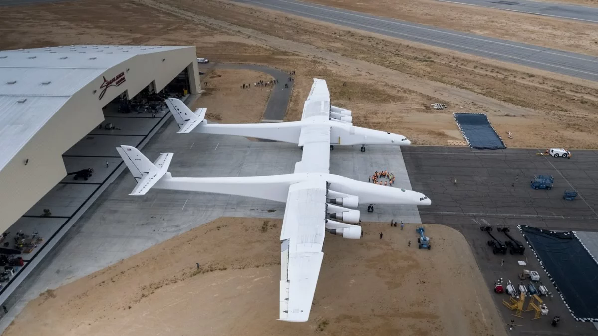 The massive plane weighs 500,000 lb