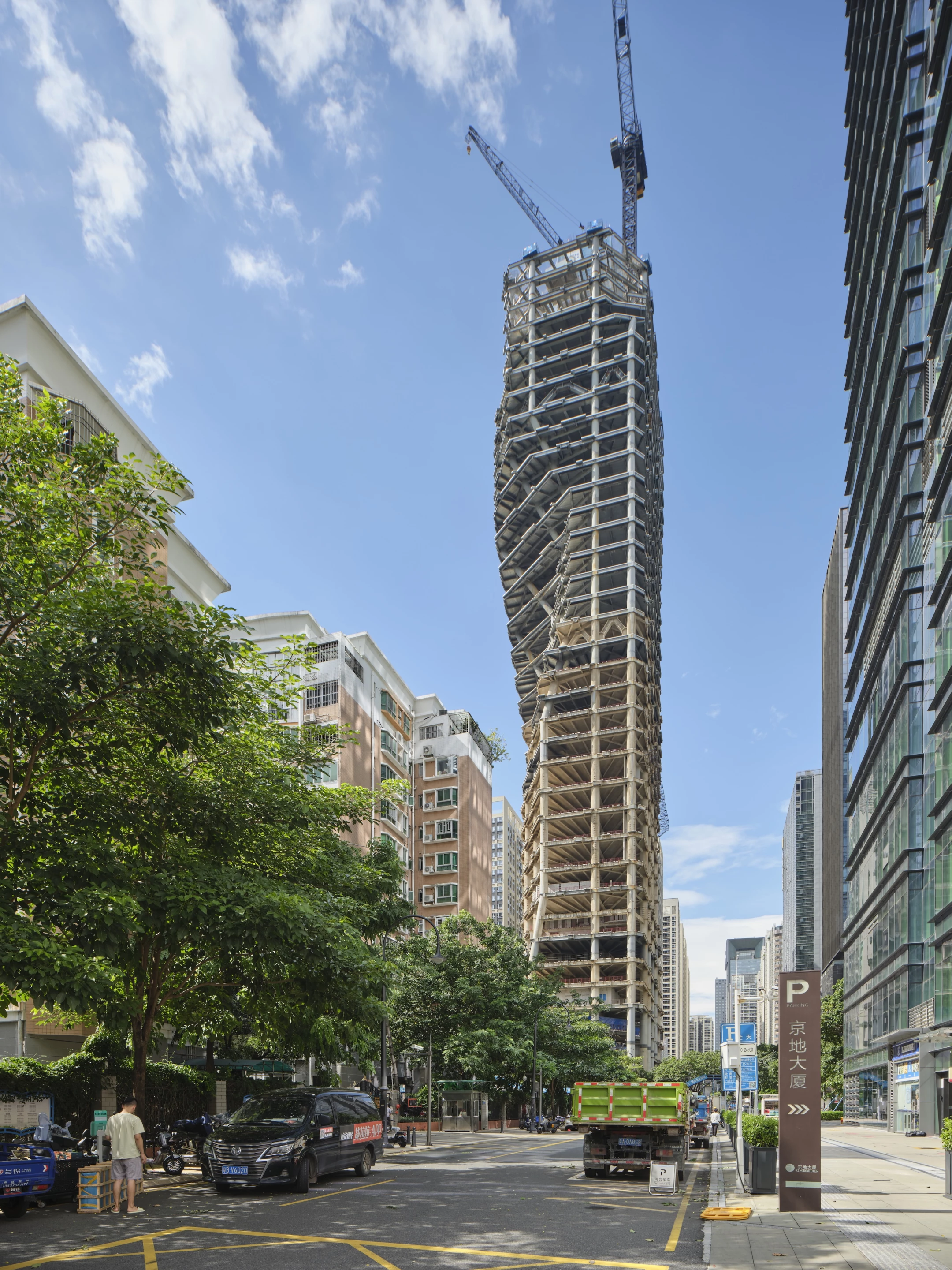 The Shenzhen Institute of Financial Technology's facade is currently being installed