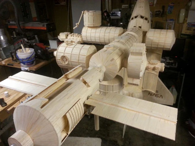 The 1/26 scale model station is comprised of 282,000 matchsticks and required eight gallons (30 L) of glue and roughly 1,950 hours to complete