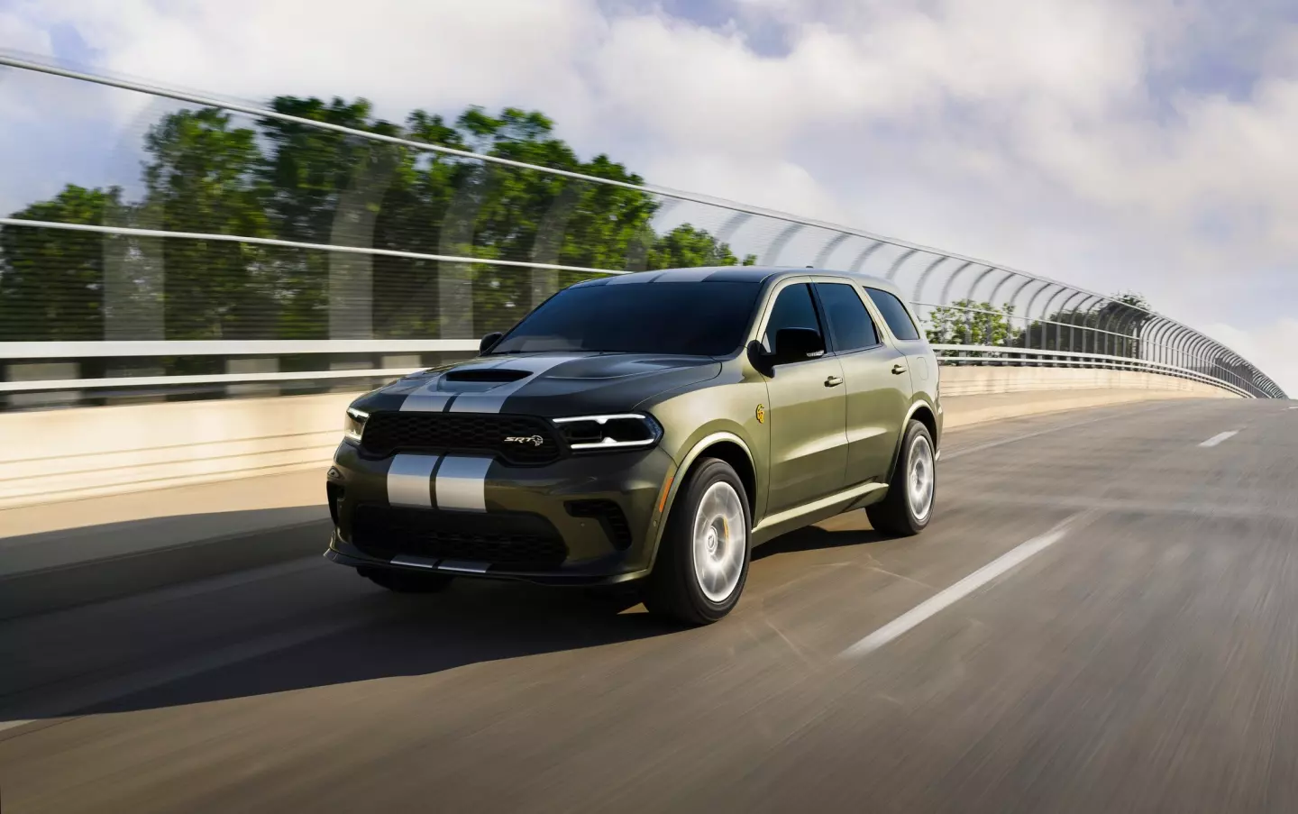 Powering the SUV is the same monstrous 6.2-liter HEMI Hellcat V8-powered engine that produces 710 horsepower and 645 lb ft (875 Nm) of torque