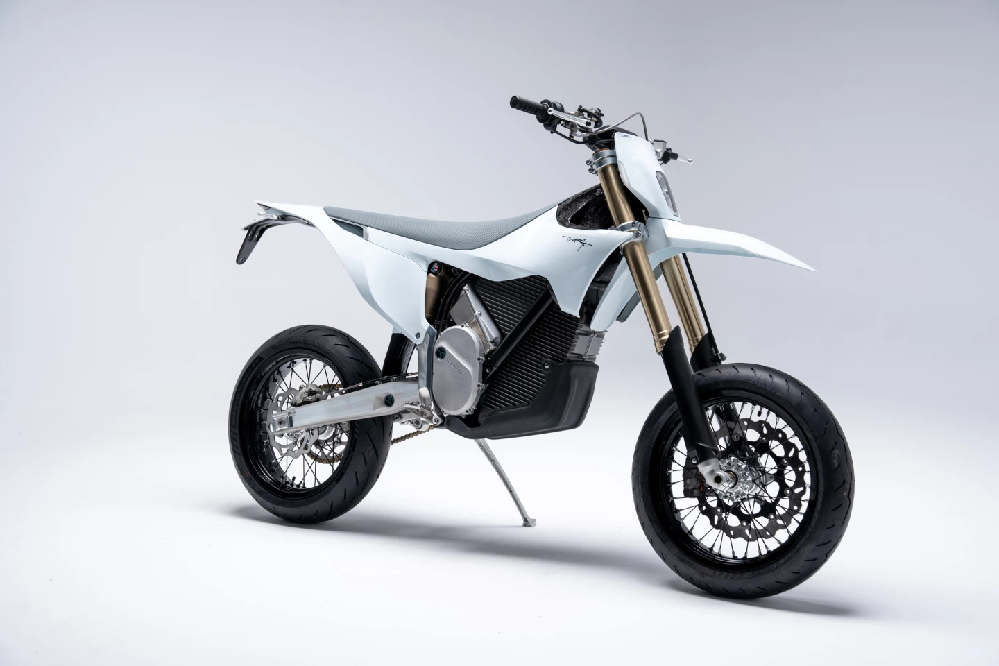 The Vark SM weighs barely 274.5 lb (124.5 kg)