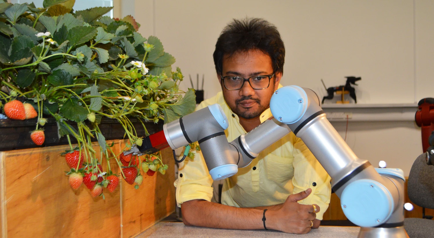 Vishuu Mohan with the robotic arm