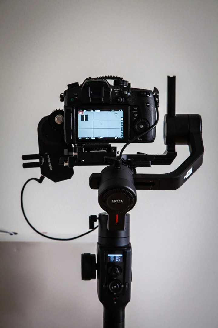 The tilted roll arm on the Moza Air 2 lets you see the rear screen on any camera