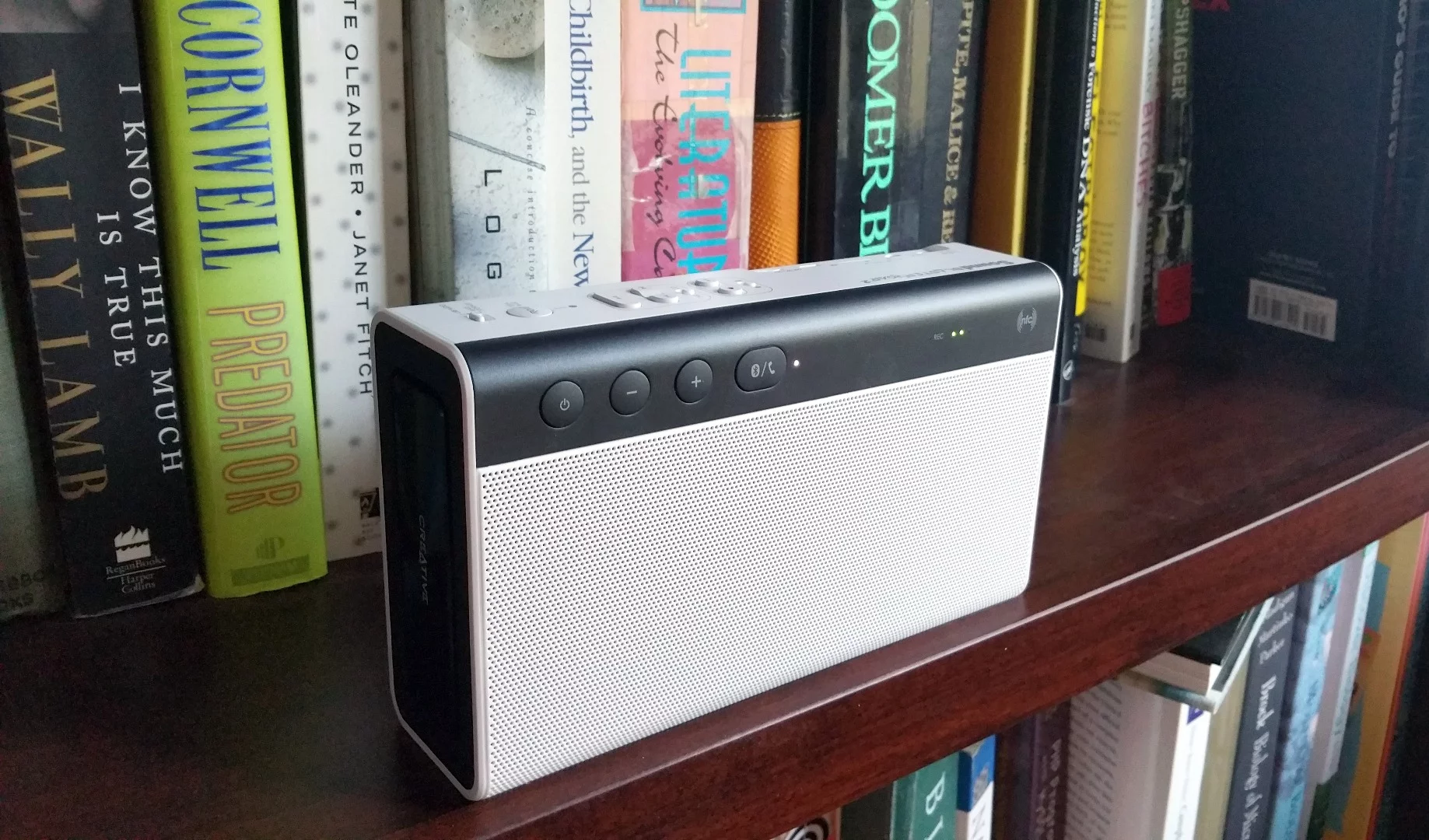 With the tweeters and woofer all facing out, the Creative Labs Sound Blaster Roar 2 speaker can effectively play while standing on its edge