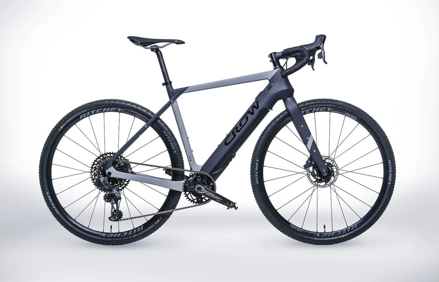 The eGravel CF1 features a SRAM Force eTAP wireless shifter, SRAM Force hydraulic disc brakes, and a SRAM X01 Eagle AXS rear derailleur