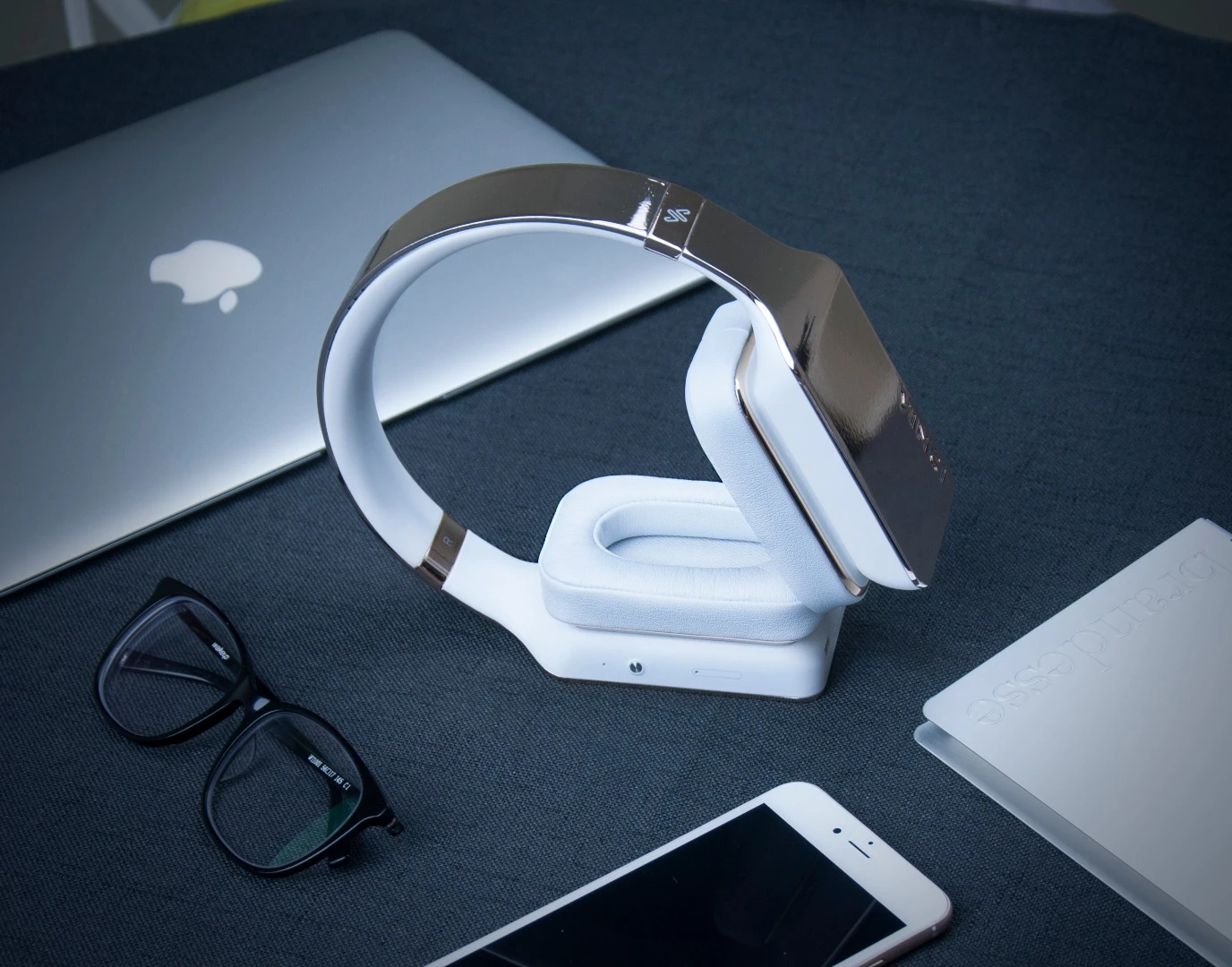 Vinci can connect to the internet via Wi-Fi, 3G or smartphone