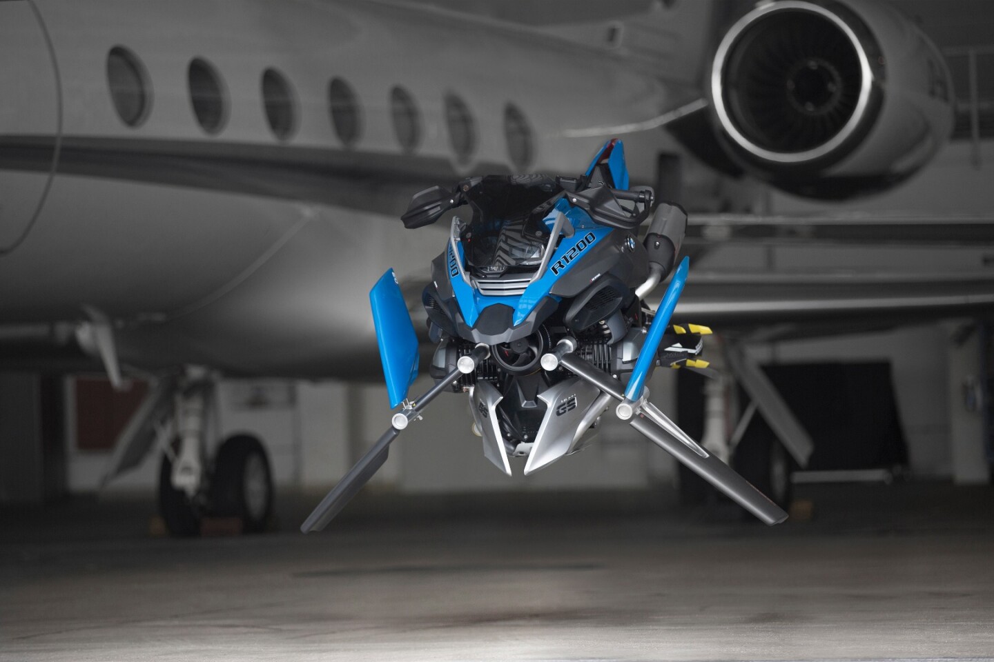 The Hover Ride looks like a traditional BMW bike, besides the wheel that has been turned into the propellor