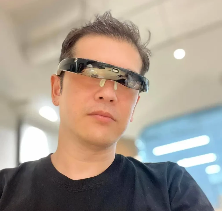 Vixion has generously provided this candid photo of a non-supermodel wearing the glasses in a real-world situation – this is much closer to what most of us will look like