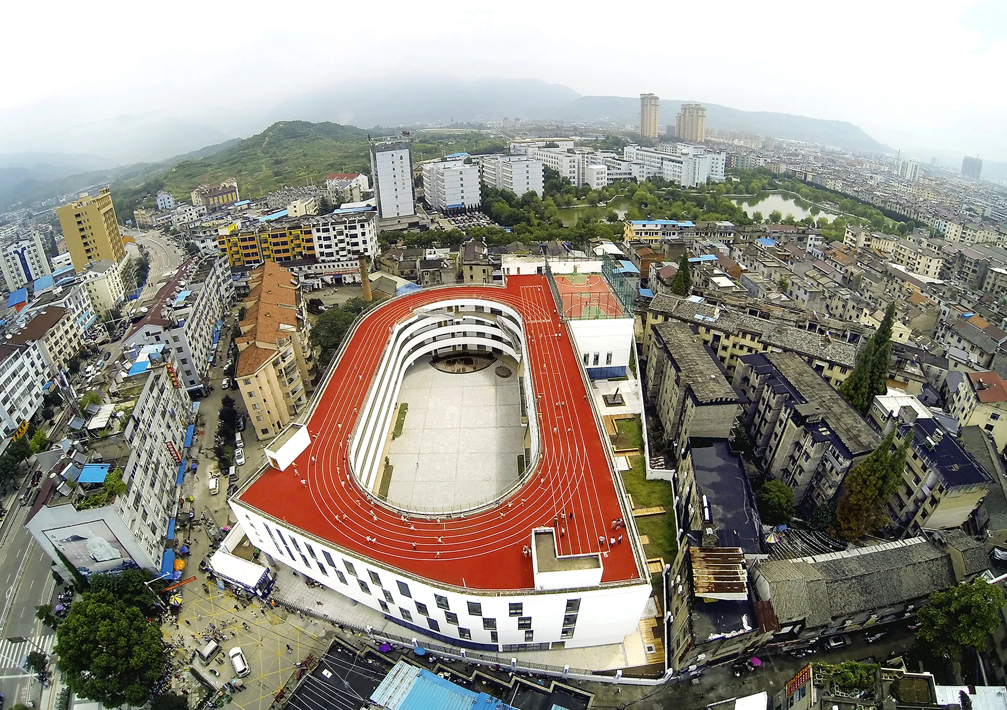 A Chinese elementary school located in Taizhou, Zhejiang has come up with an innovative way to save space by building an athletic track on its roof