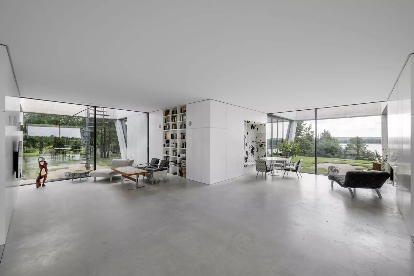 A central “plus” shape that divides the residence into four main living zones