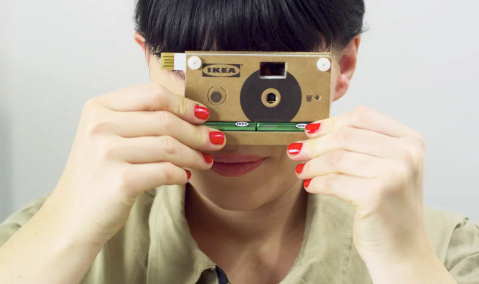 The eco-friendly and recyclable KNÄPPA camera is made out of one piece of folded cardboard which is secured by two plastic screws