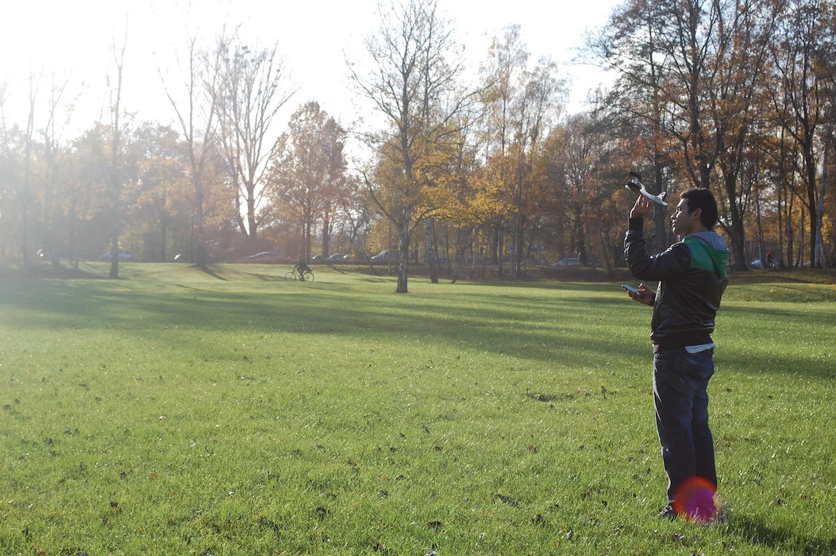 The SmartPlane connects to an iOS device via Bluetooth Smart (aka Bluetooth low energy)