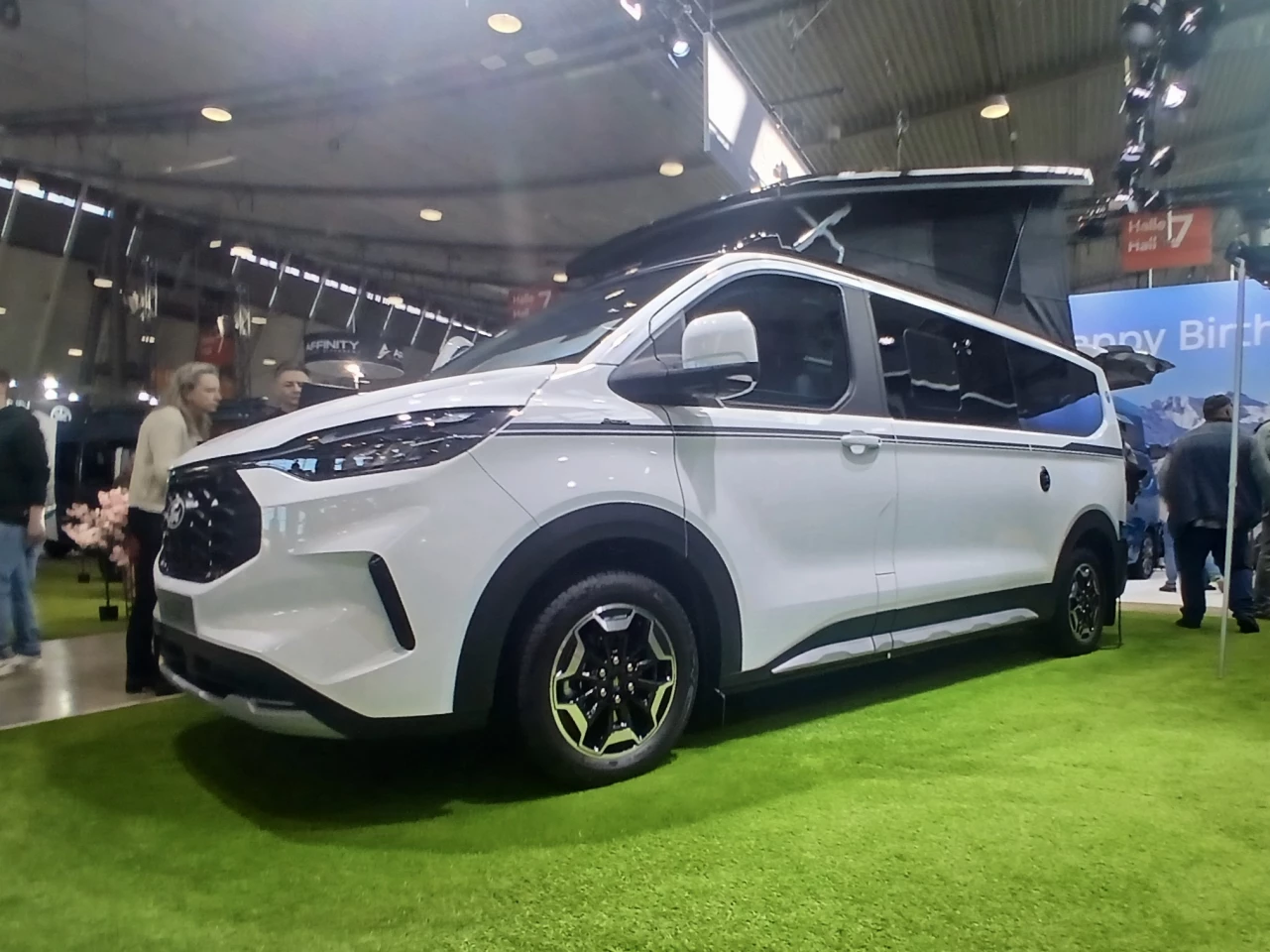 Camper van edisi khusus Ford 40 Years of Nugget debut di CMT 2026