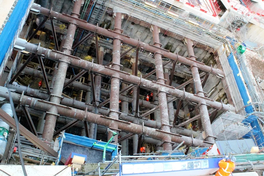 Looking down into the Farringdon Crossrail site (Photo: Stu Robarts/Gizmag)