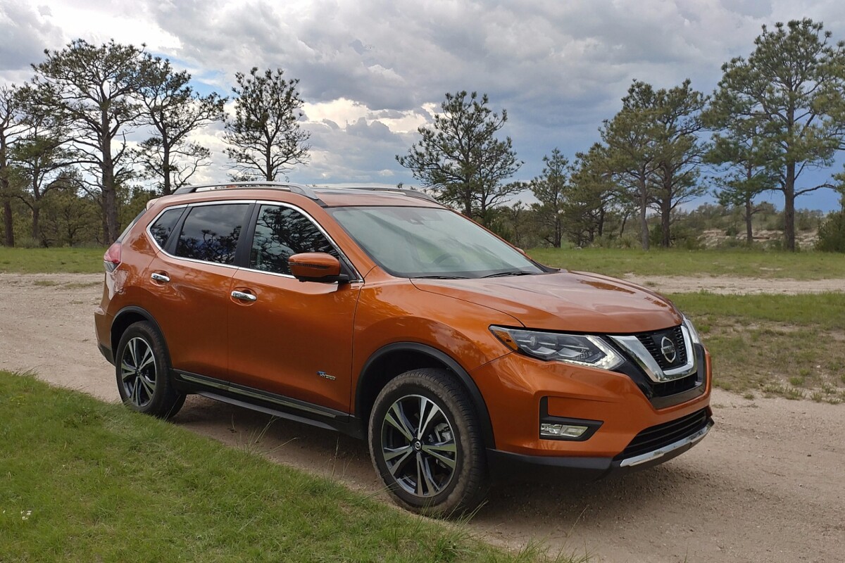 There is about a US$1,200 difference between the 2017 Nissan Rogue SL gasoline model and the 2017 Nissan Rogue Hybrid SL model