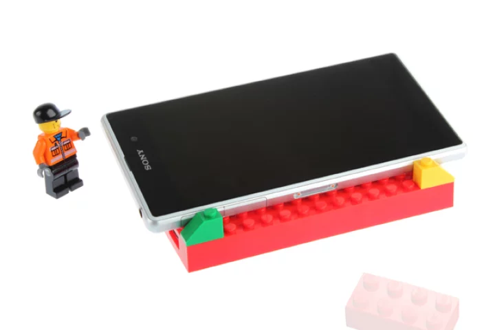 Housing a lithium-polymer battery with a capacity of 4,200 mAh, the 115 g (4.05 oz) Power Brick is capable of charge speeds of up to 2 A