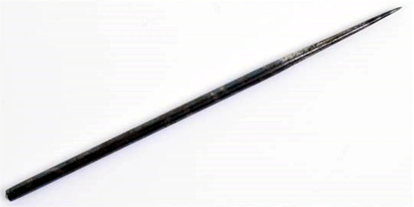 An assassination spike for hiding in a jacket lapel