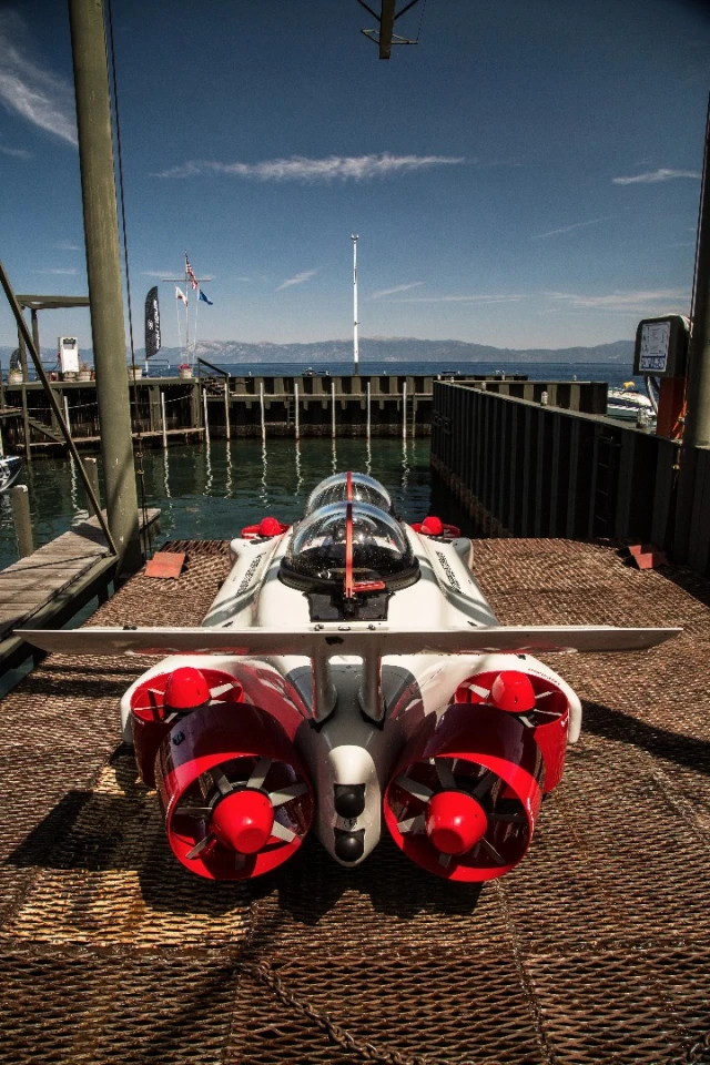 Deepflight Dragon: X/Y mounted rear thrusters are used for horizontal movement and turning the sub