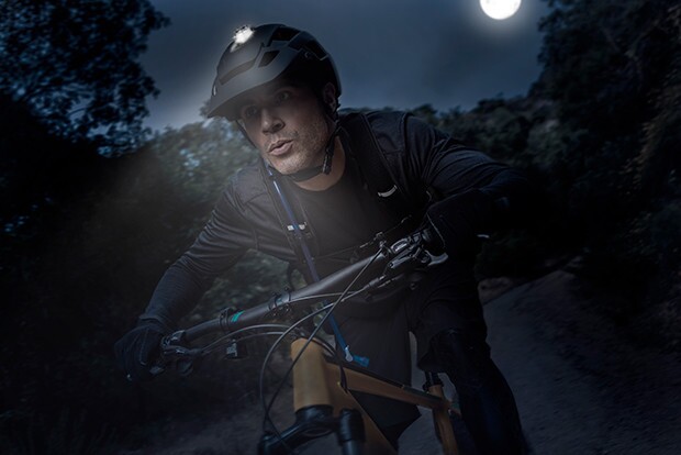The Torch M1 meets US and european safety standards, and features a removable adjustable visor, 16 vents, a polycarbonate shell and an EPS foam liner
