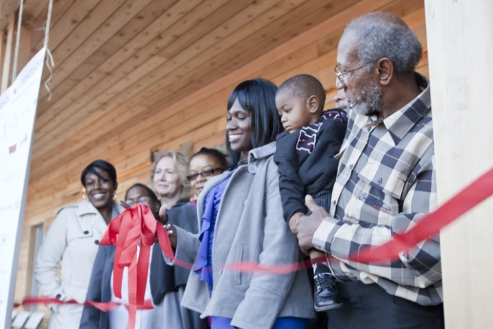 Lakiya Culley cuts the ribbon on her new home (Photo: Sarah Gerrity, US Dept of Energy)