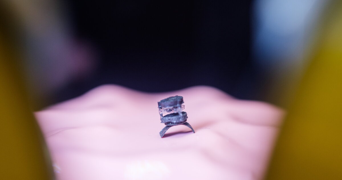 Tiny 5-in-1 surgical robot fits on fingertip Tiny 5-in-1 surgical robot fits on fingertip