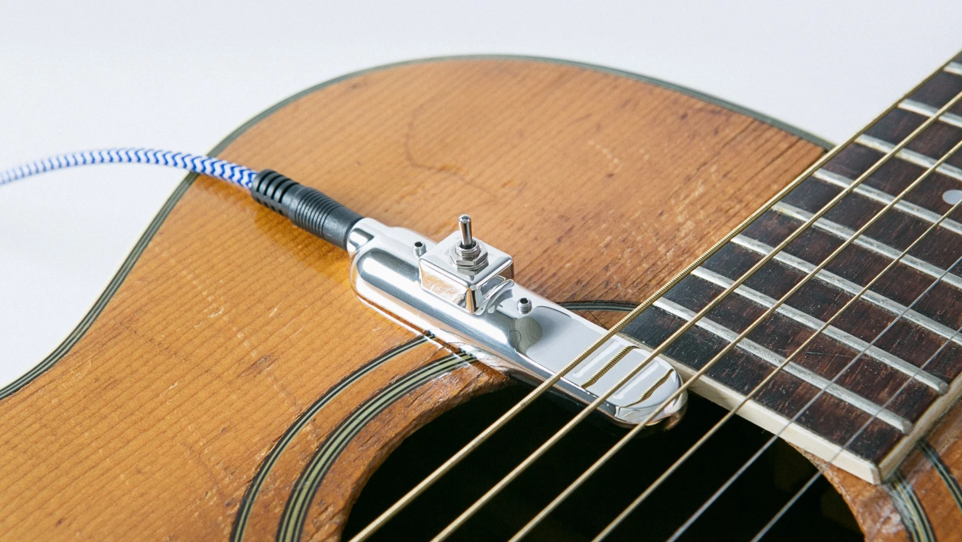The Submarine is essentially a pair of single coil pickups placed together in a shiny metal jacket - one pickup each for the bottom E and A strings of an electric or acoustic guitar