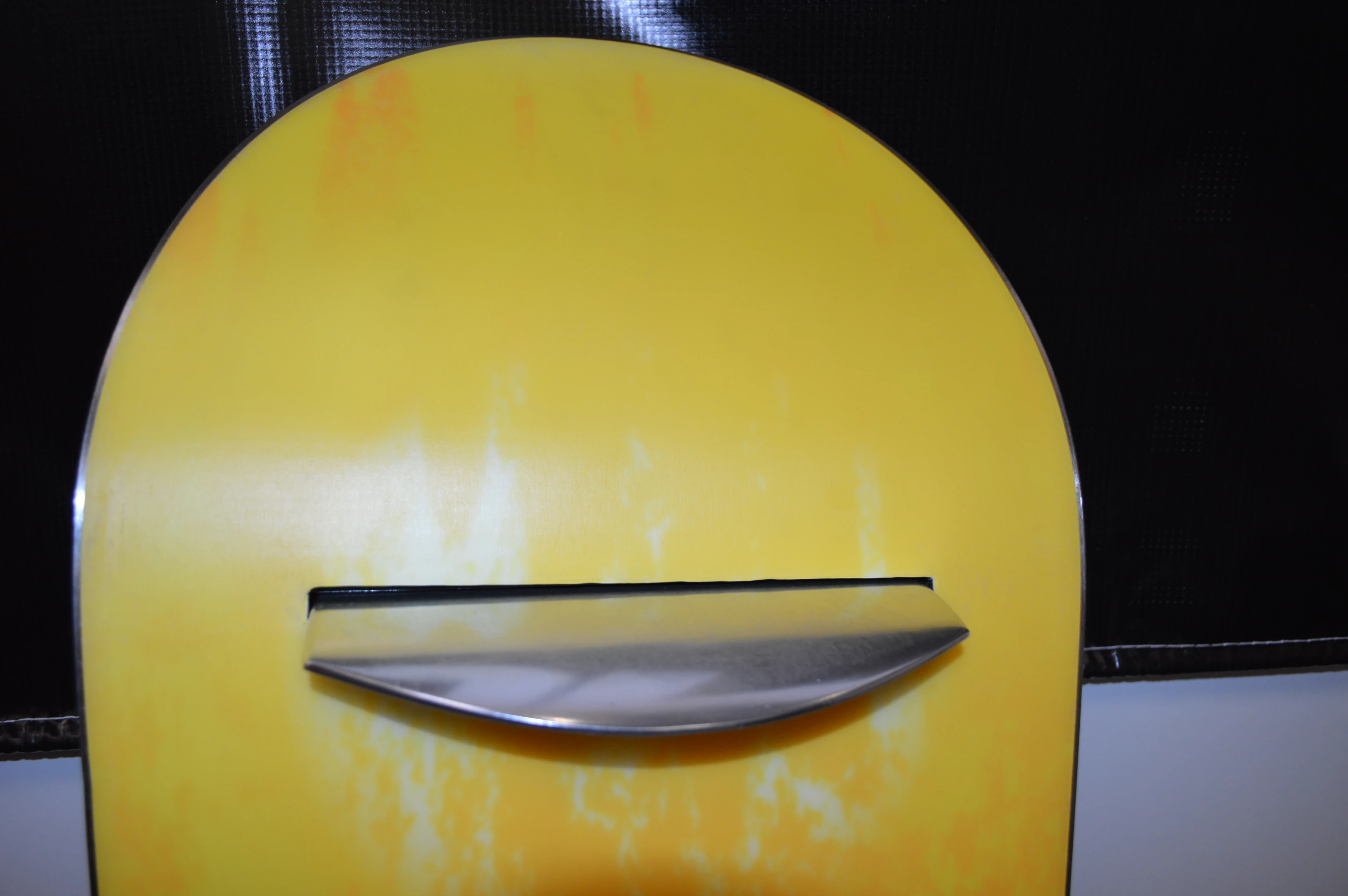 The Boarder Kontrol's curved blade allows the rider to carve and turn